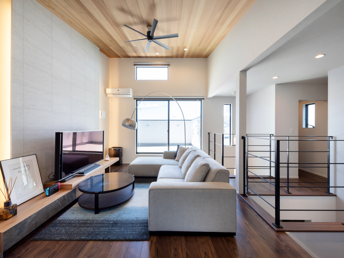 木の温もりを感じる板張りの天井と、開放感あふれる吹き抜けが調和した上質な空間。間接照明が演出する柔らかな陰影が、洗練された日常を叶えます。