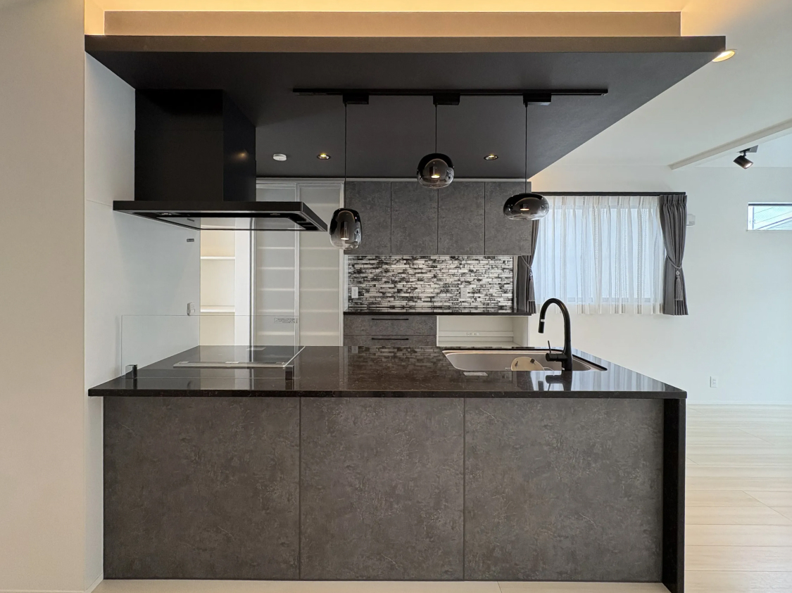 モノトーンで統一した、洗練された大人の空間